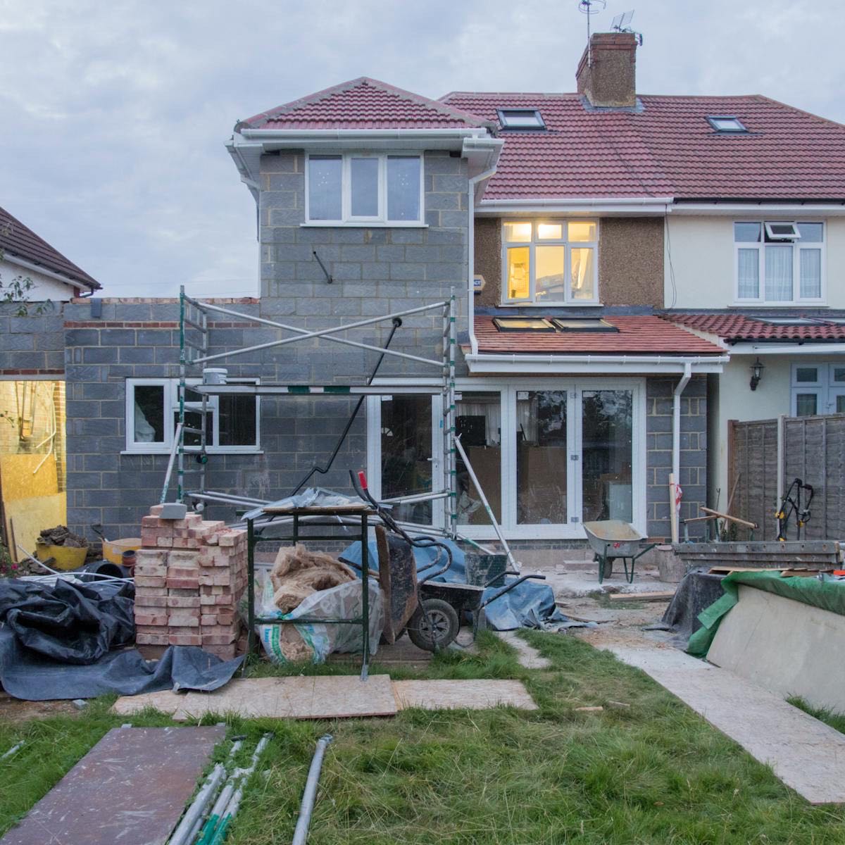 Maison en cours de rénovation avec échafaudages
