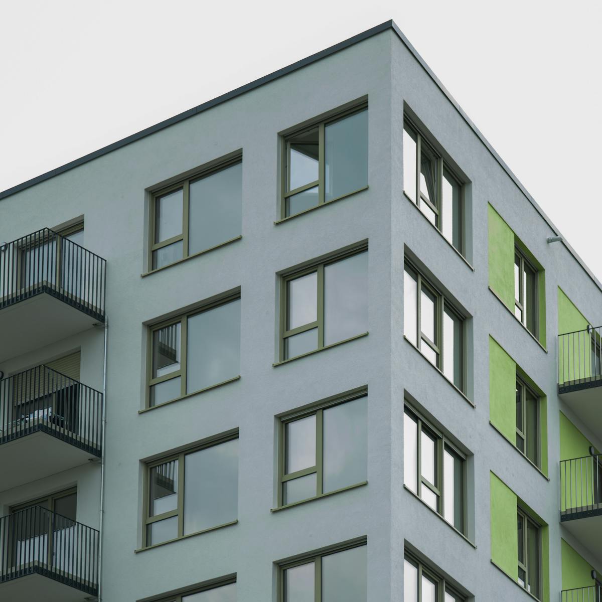 Immeuble résidentiel moderne avec balcons en Suisse