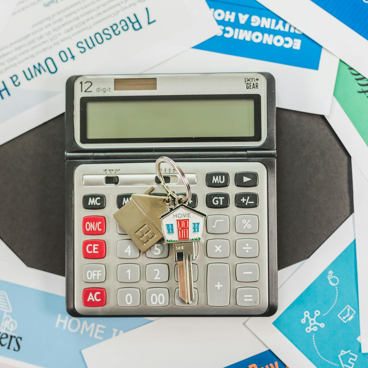 Calculatrice et clés sur documents hypothécaires