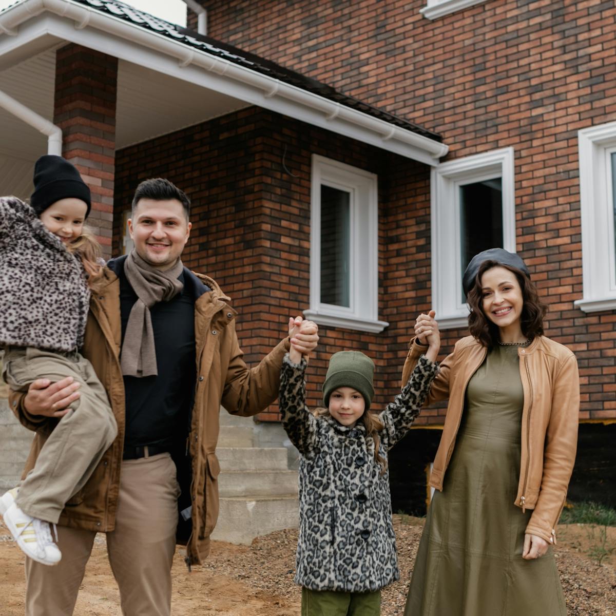 Famille devant sa nouvelle résidence principale en Suisse